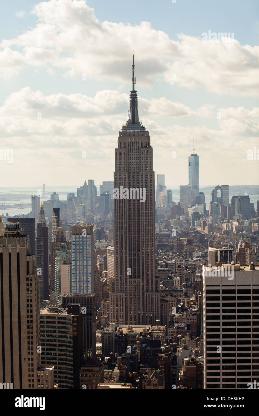 Vista del edificio Empire State y Manhattan desde la cima de la roca, el Rockefeller Center, Nueva York, Estados Unidos de América Foto de stock