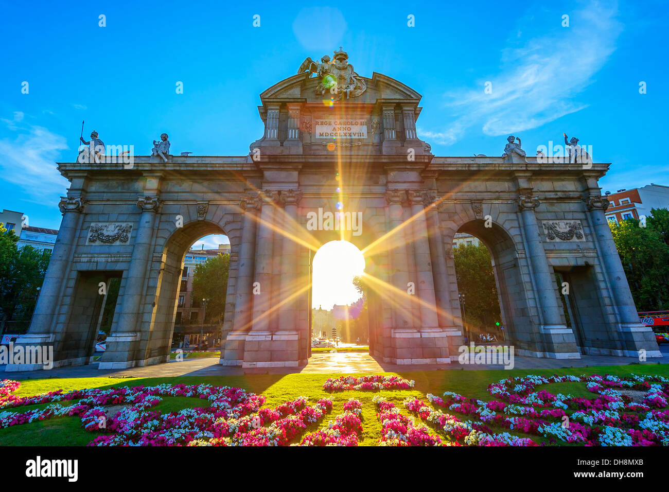 La famosa Puerta de Alcalá al atardecer, Madrid, España Fotografía de stock  - Alamy