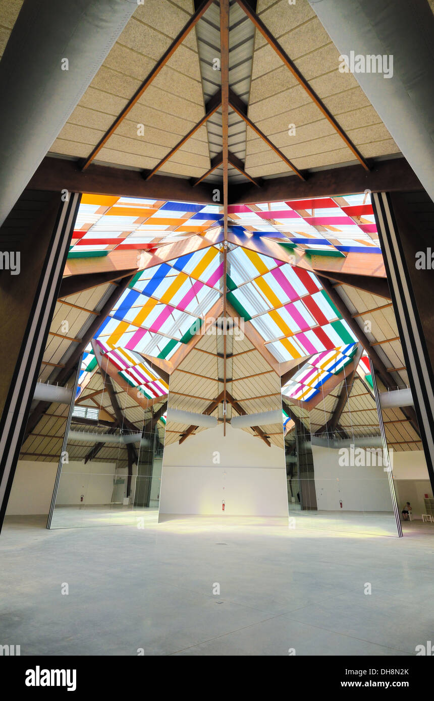 Stained-Glass Windows o luces de techo de la pirámide instalación artística por Daniel Buren Istres Bouches-du-Rhône Provence Francia Foto de stock