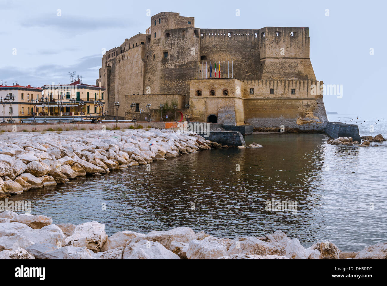 El Castel dell'Ovo (castillo del Huevo), una fortaleza medieval en la bahía de Nápoles, Italia. Foto de stock