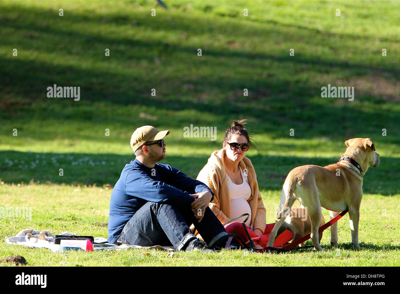 Jack Osbourne y su novia embarazada Lisa Stelly chill out en una cobija en  el parque con sus perros Los Angeles California Fotografía de stock - Alamy