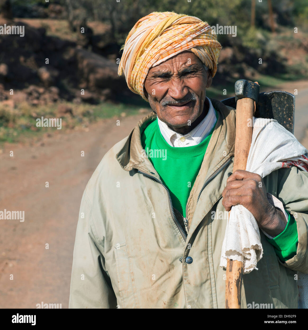 Un hombre marroquí llevando una herramienta sobre su hombro; Marrakech-Tensift-El Haouz, Marruecos Foto de stock
