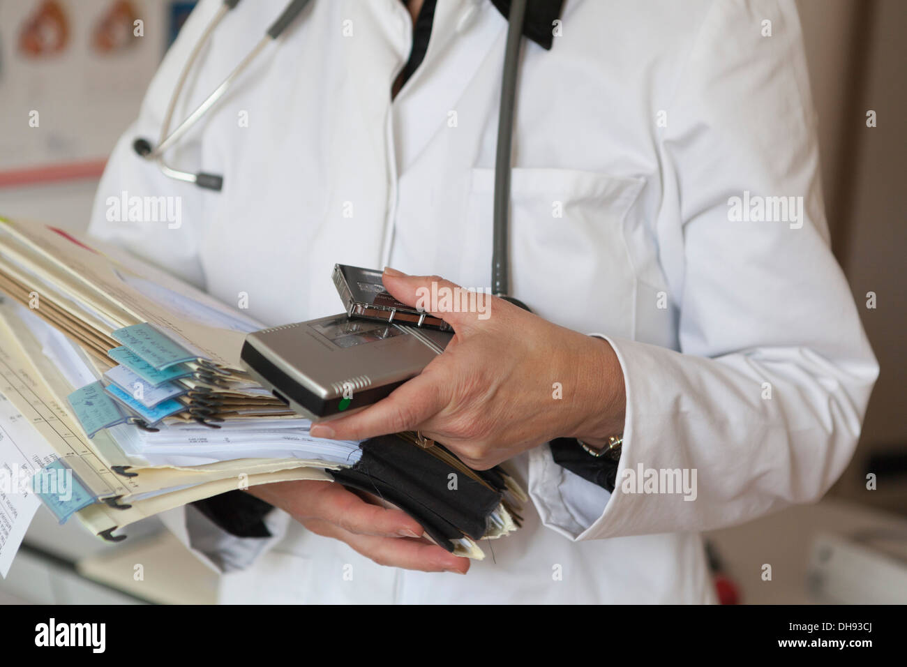 Close-up de sobrecargado de trabajo médico mantiene archivos de paciente Foto de stock