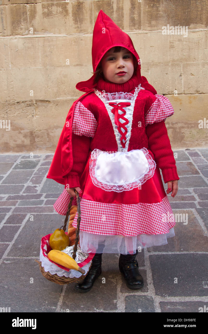 Un niño está vestido con ropas tradicionales para celebraciones de carnaval en la Valetta, Malta. (Il-Karnival ta' Malta) Foto de stock