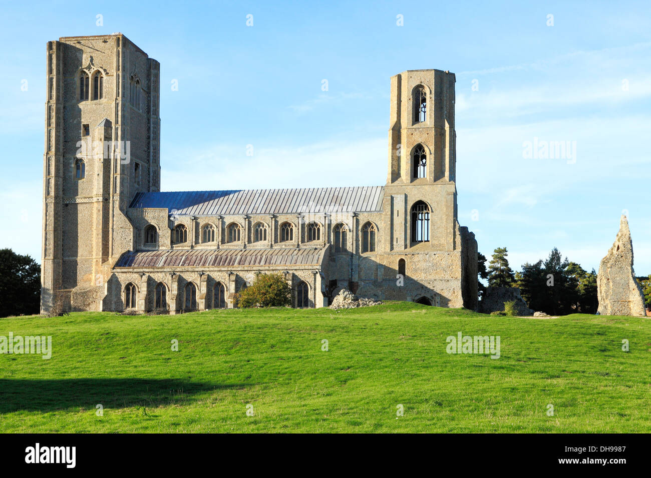 Abadía de Wymondham con dos torres, Norfolk Inglaterra Inglés abadías medievales iglesias iglesia Foto de stock