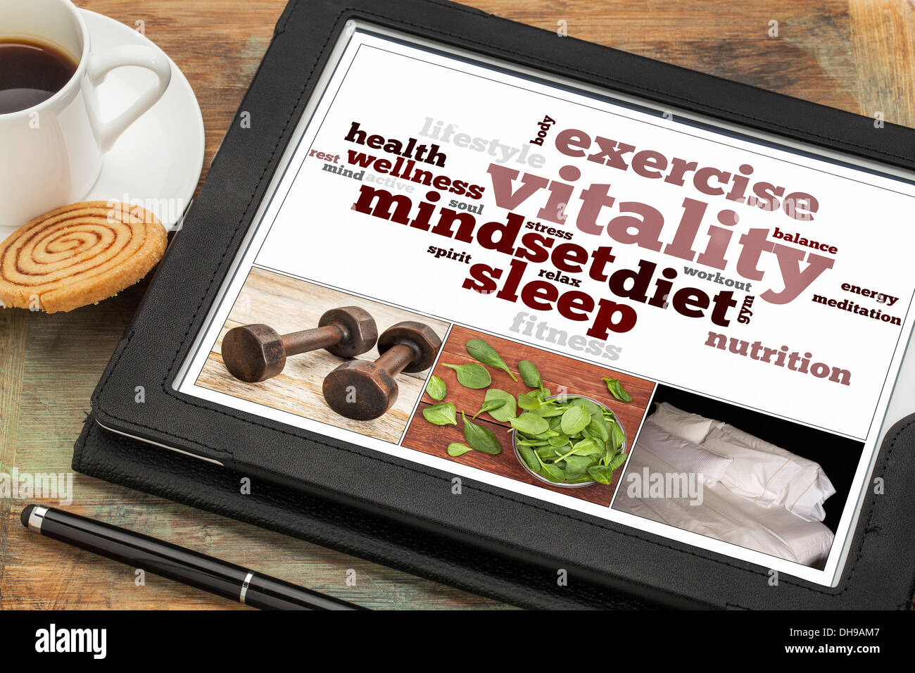 La vitalidad o energía vital concepto en una tableta digital, un collage de imágenes y la palabra nube Foto de stock