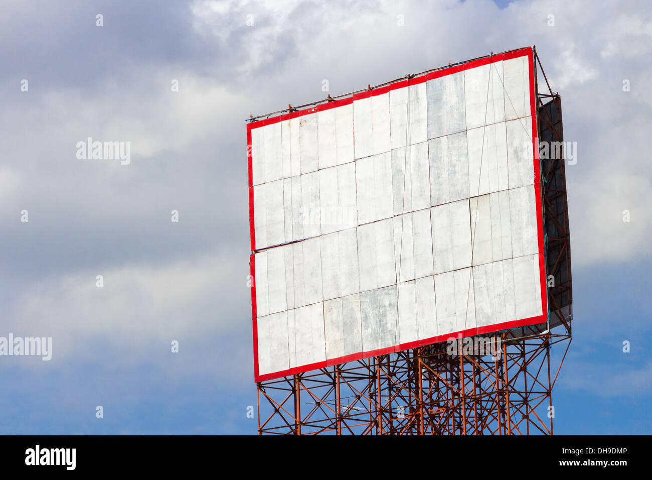 Zinc inseguro billboard y cielo azul Foto de stock