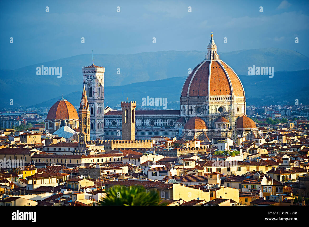 Vista superior del techo de la torre belll y el cimborrio de la Catedral de Florencia, la Basílica de Santa María de la flor, Florencia, Italia. Foto de stock