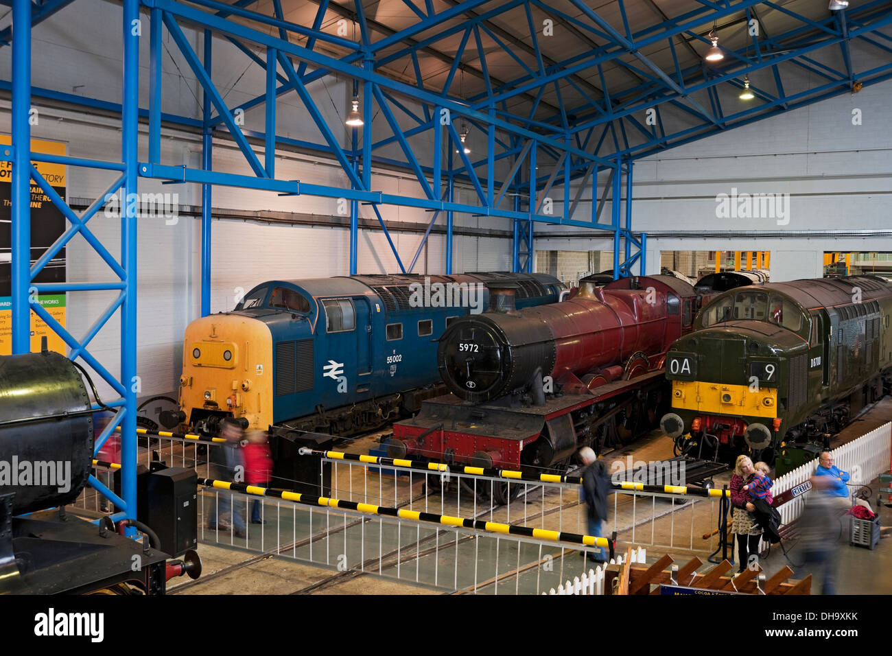 Los trenes diesel y de vapor entrenan locomotoras de motores en el Nacional Museo del Ferrocarril York North Yorkshire Inglaterra Reino Unido GB Gran Bretaña Foto de stock