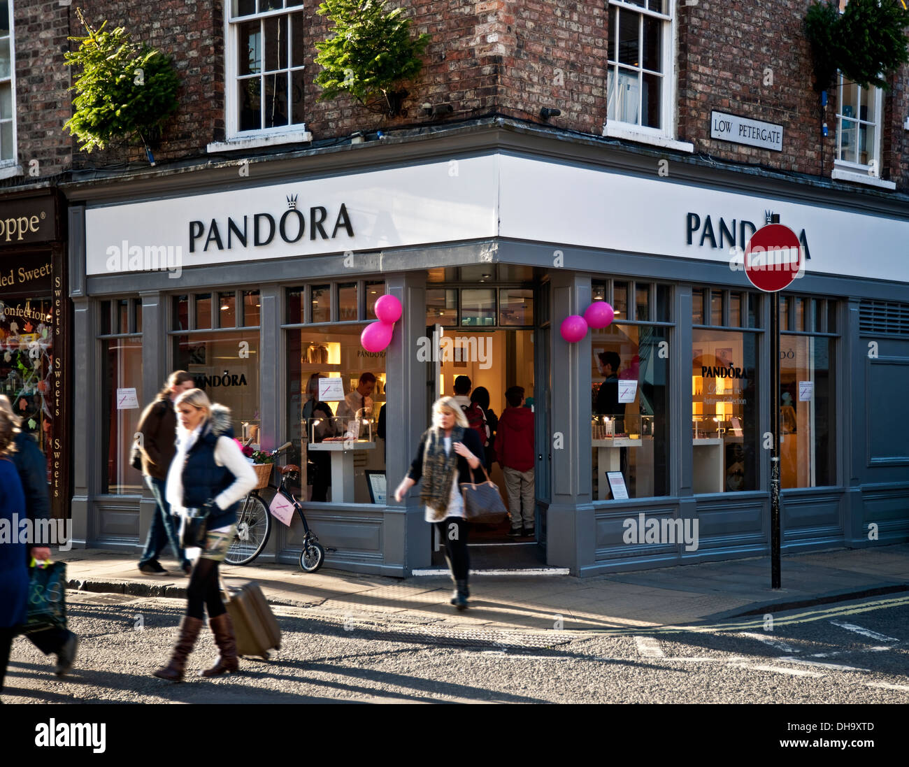 Pandora joyería joyería tienda Petergate York North Yorkshire Inglaterra  Reino Unido Reino Unido Gran Bretaña Fotografía de stock - Alamy