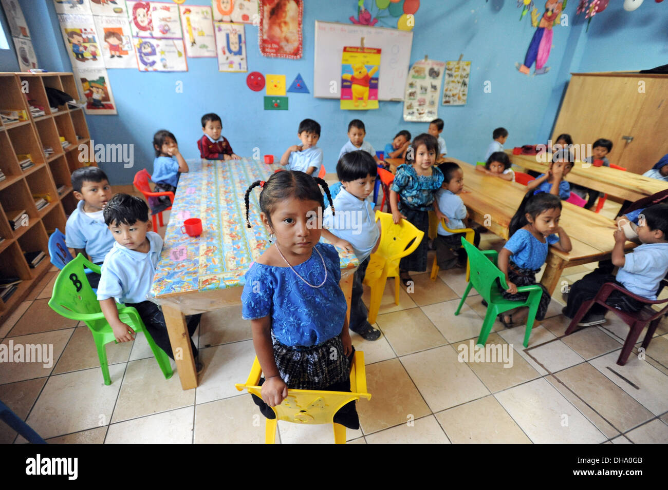 Los niños guatemaltecos en el preescolar en San Jorge la Laguna, Sololá, Guatemala. Foto de stock