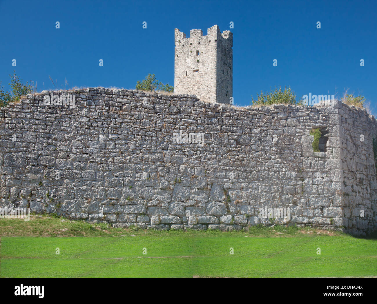 Los restos de la muralla medieval de la ciudad y de la torre abandonados y destruidos en ab. 13-15 siglo Foto de stock
