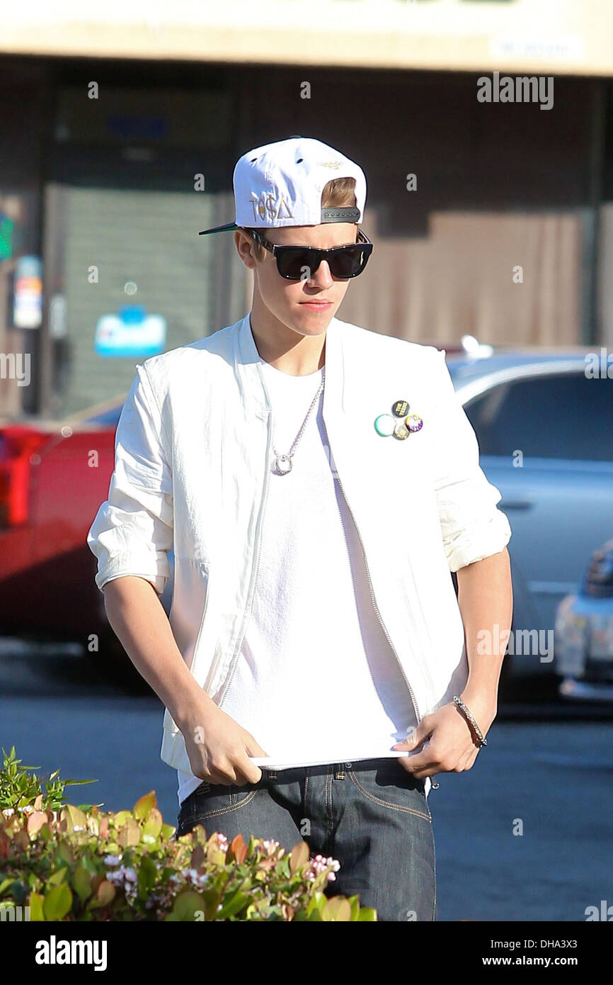 despreciar Oferta Duquesa Justin Bieber lleva una camisa blanca y una gorra de béisbol coincidentes  mientras está fuera y alrededor de Beverly Hills Beverly Hills, California  Fotografía de stock - Alamy