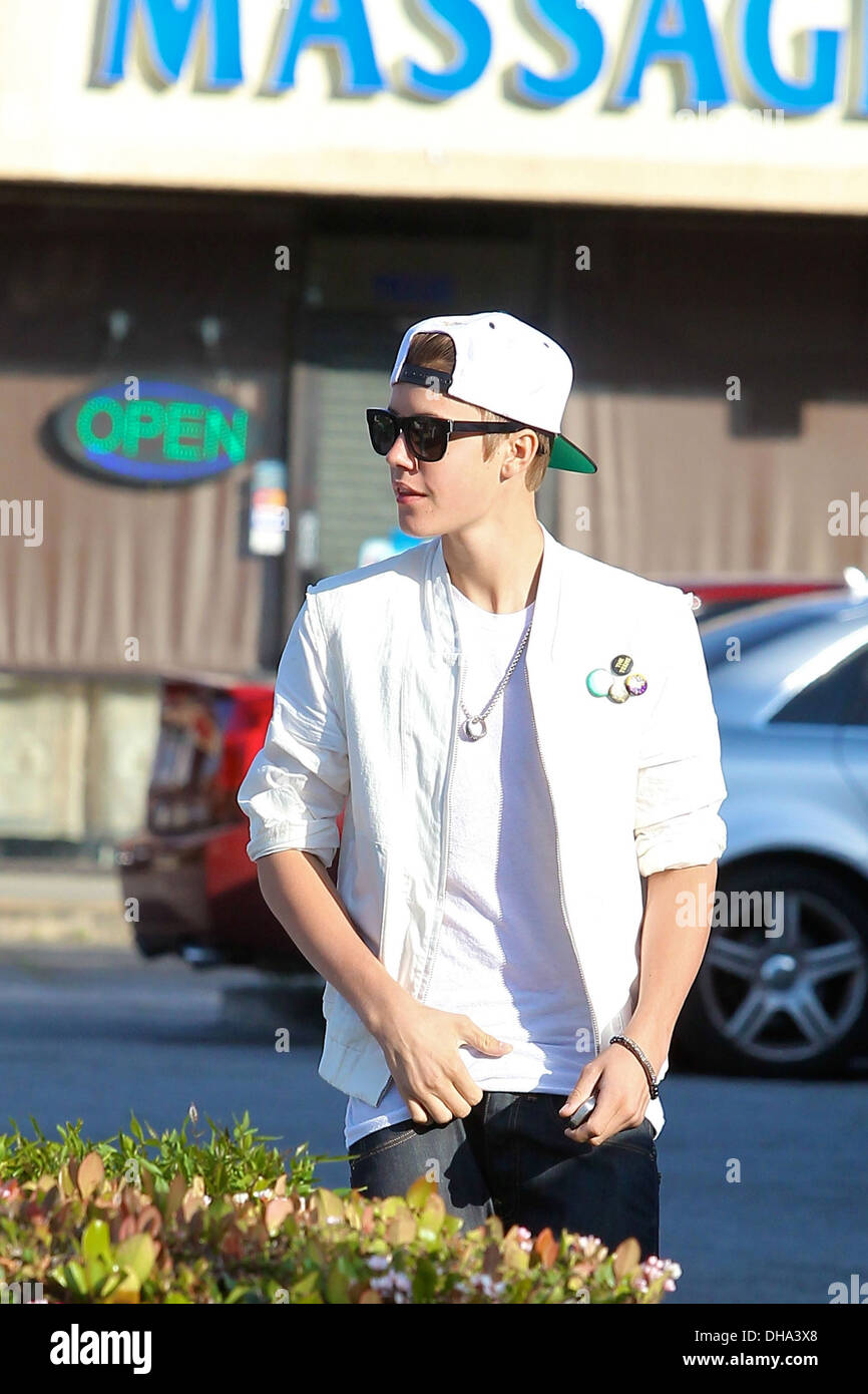 Justin Bieber una camisa blanca y una gorra coincidentes mientras está fuera y alrededor de Beverly Hills Beverly Hills, California Fotografía de stock - Alamy