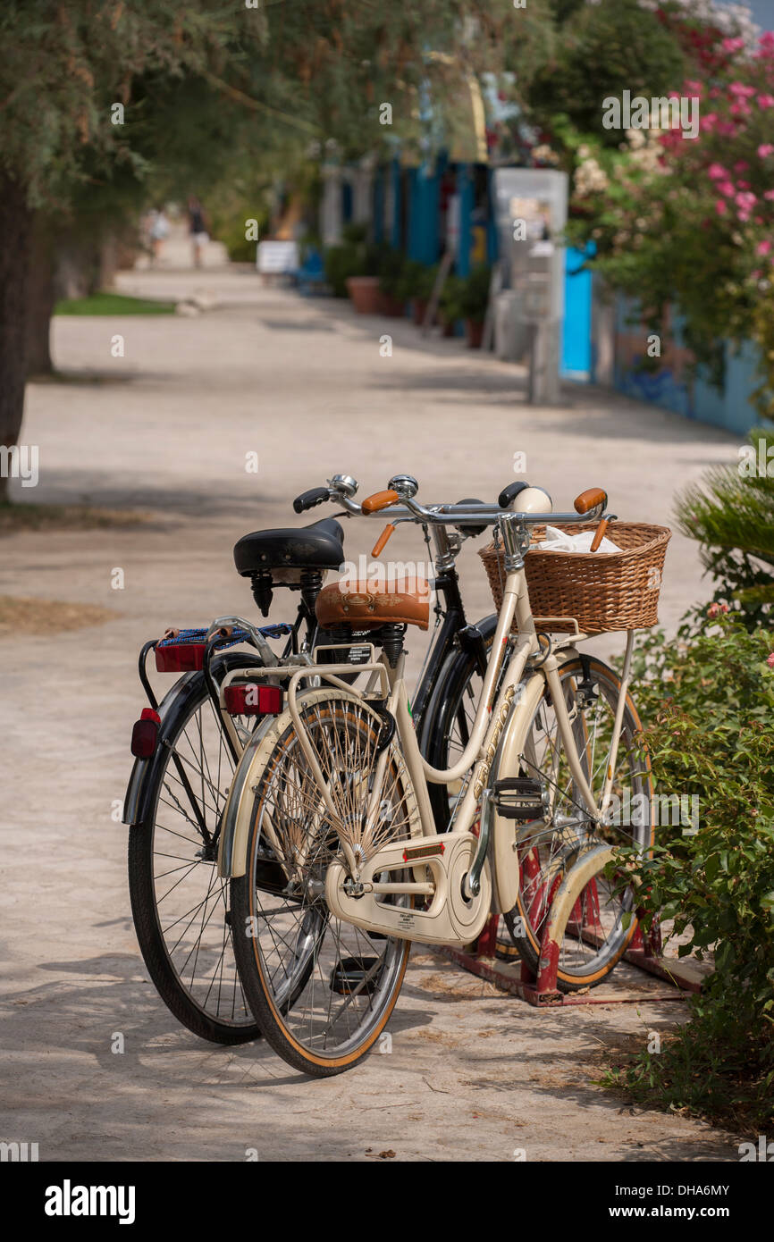 Two bikes vintage fotograf as e im genes de alta resoluci n Alamy