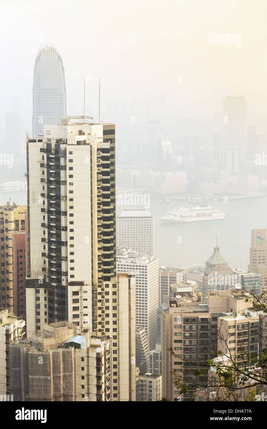 Vistas al puerto de Victoria desde la Isla de Hong Kong a Kowloon, Hong Kong, China Foto de stock