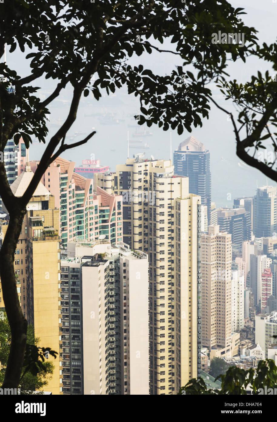 Los rascacielos en la isla de Hong Kong visto desde el Pico Victoria, con los buques en el puerto de Victoria, en el fondo; Hong Kong, China Foto de stock