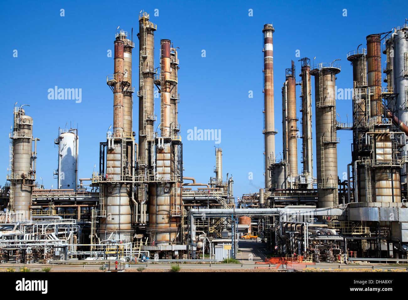 La refinería de gas entre Pula y Macchiareddu en el sur de Cerdeña - Italia Foto de stock