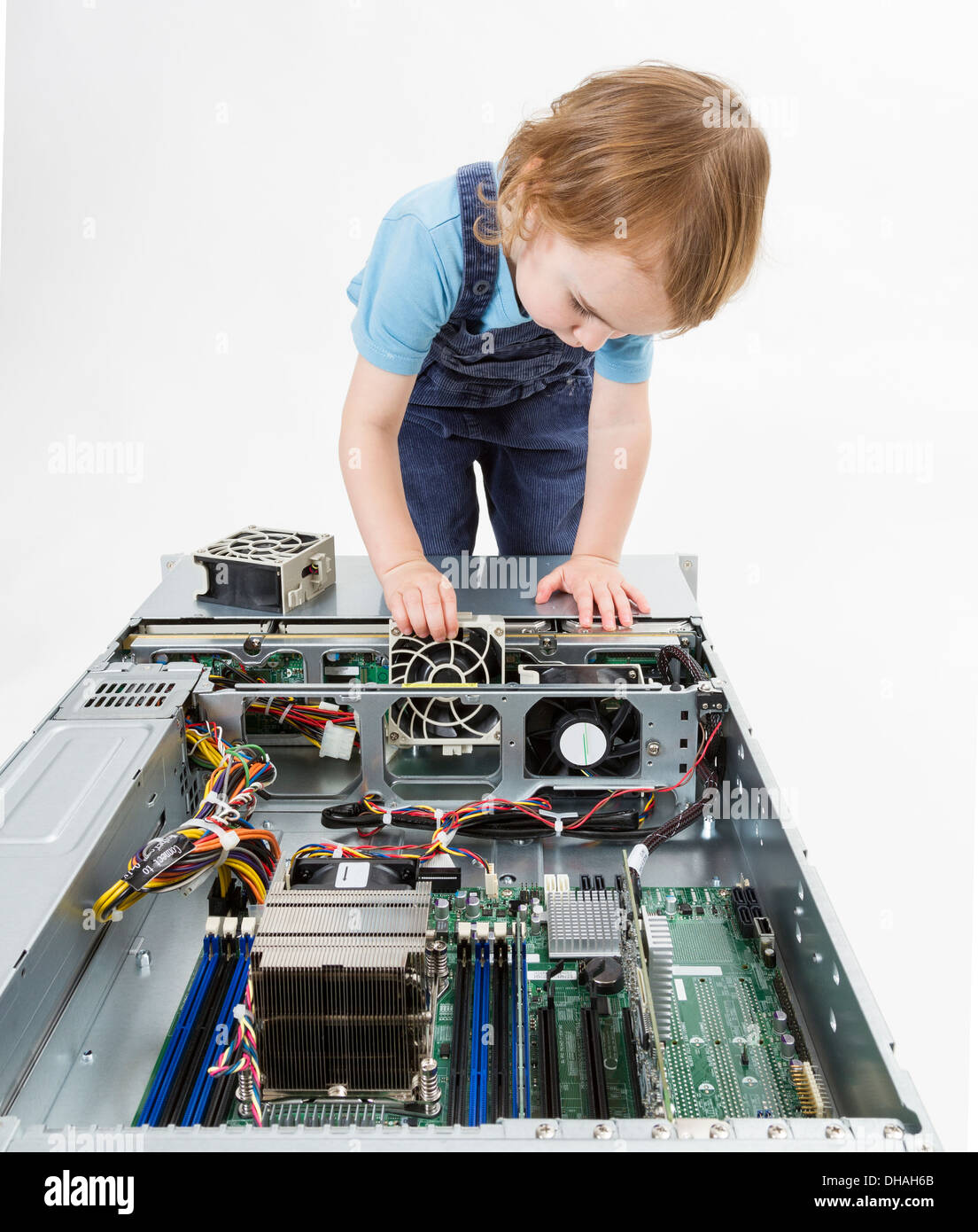 Niño trabajando en un servidor de red. Foto de estudio en fondo gris Foto de stock