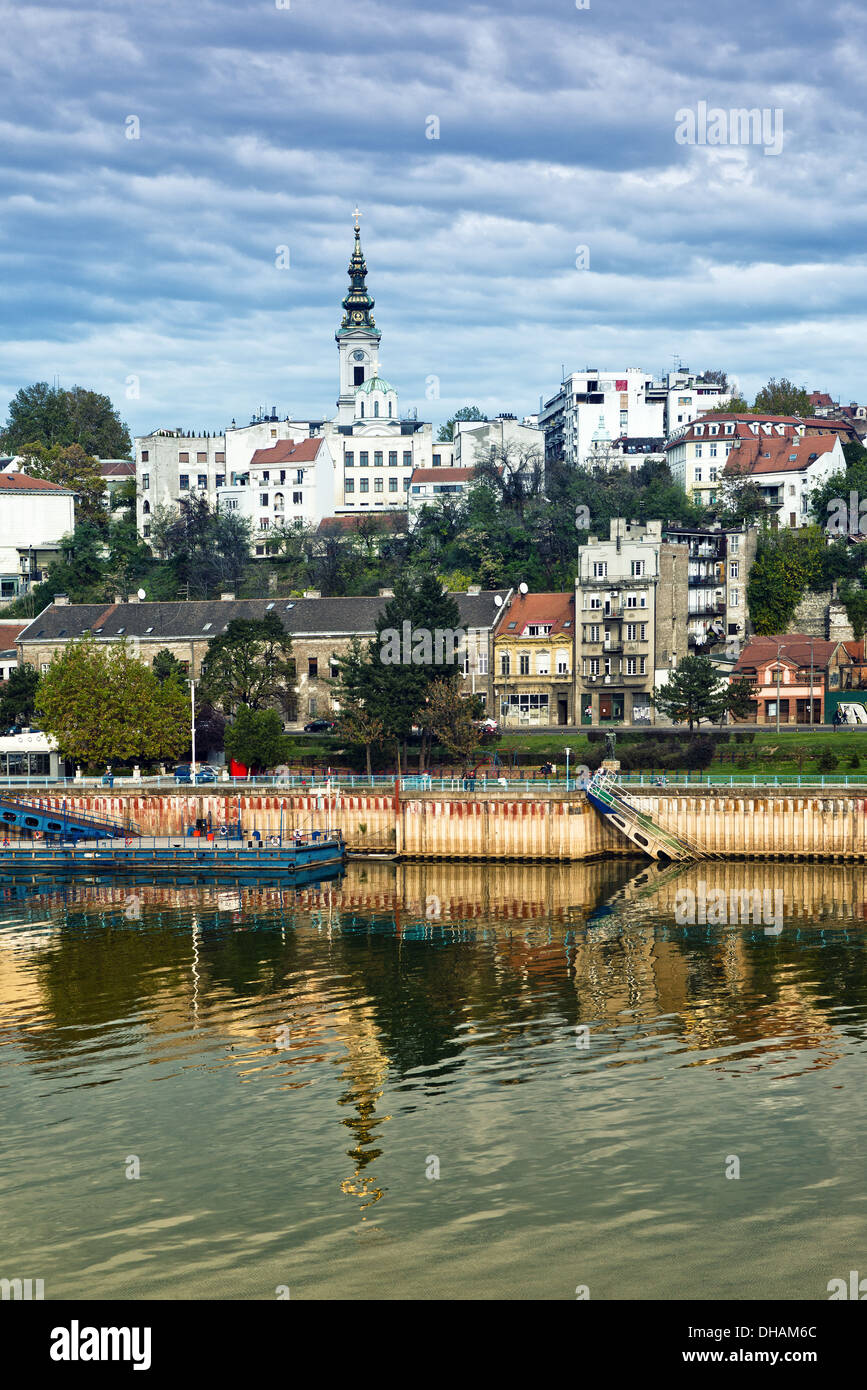 La ciudad de Belgrado, capital de Serbia, sobre el río Sava Foto de stock