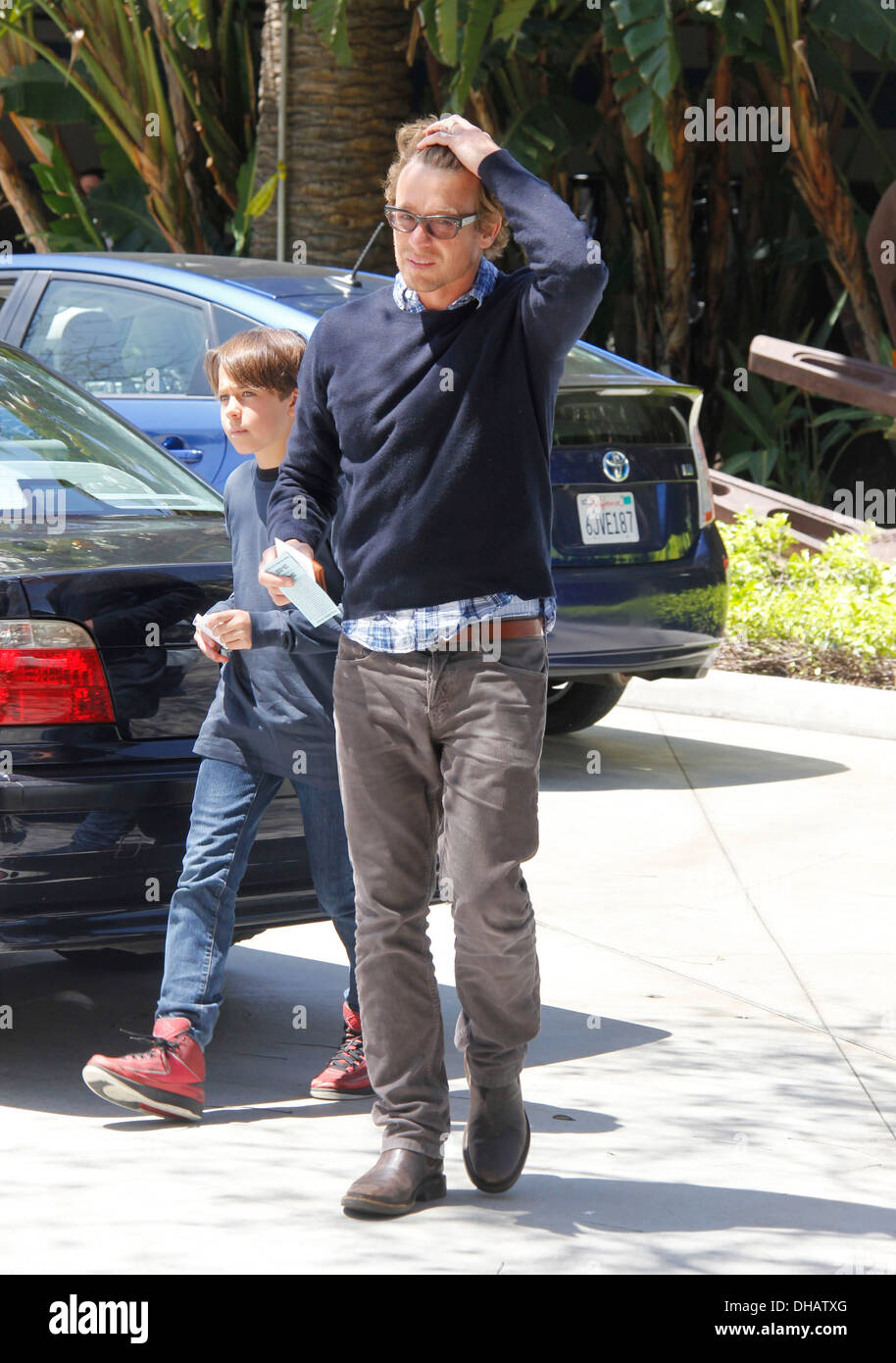 Simon Baker llega en el Staples Center para juego de baloncesto de la NBA entre Los Angeles Lakers y Dallas Mavericks Los Angeles Foto de stock