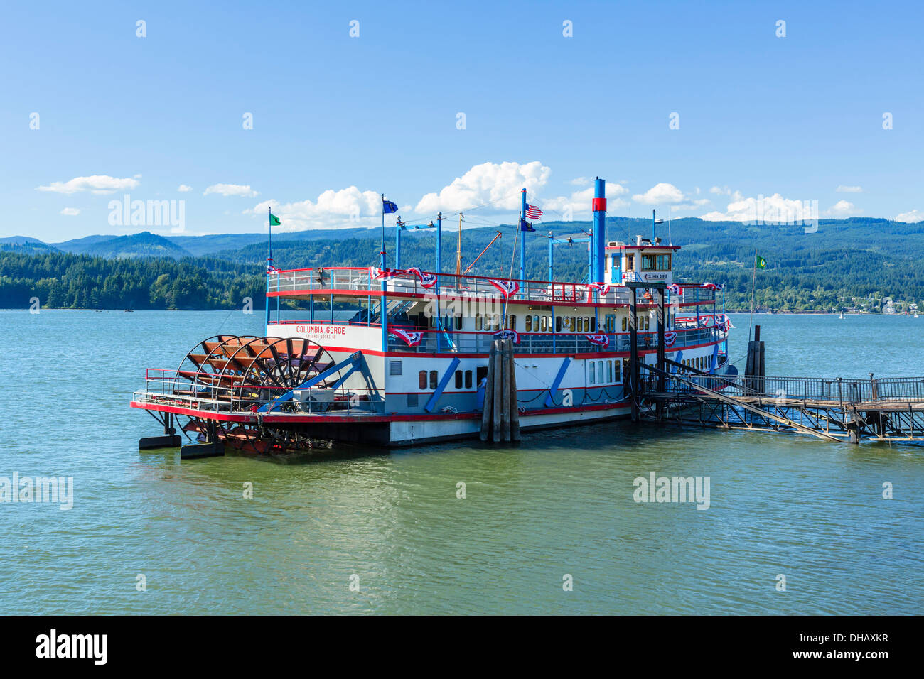 Botes amarrados en el puerto de Cascade bloquea Marine Park, Columbia River Gorge, Oregón, EE.UU. Foto de stock