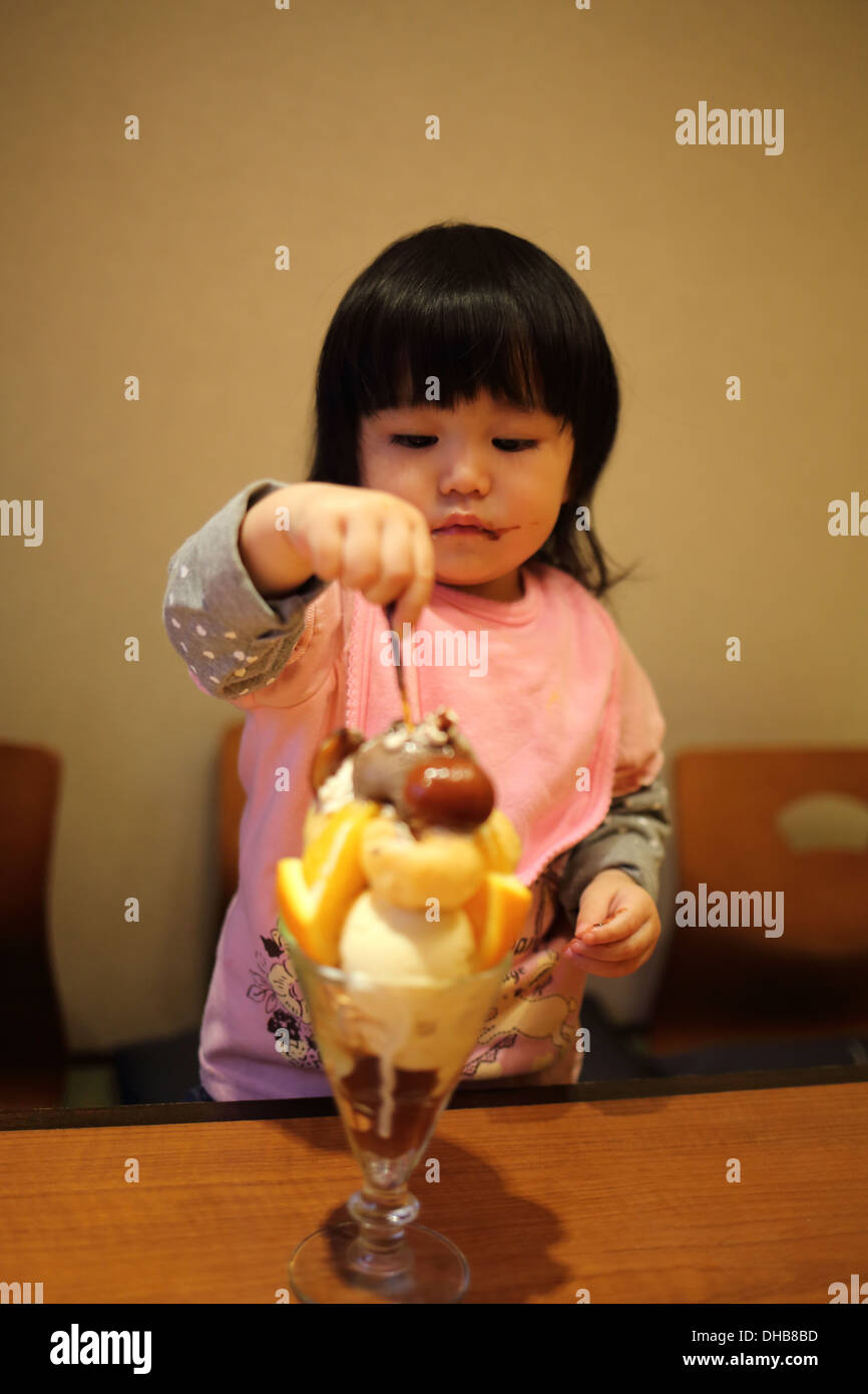 Bebé comer helado Foto de stock
