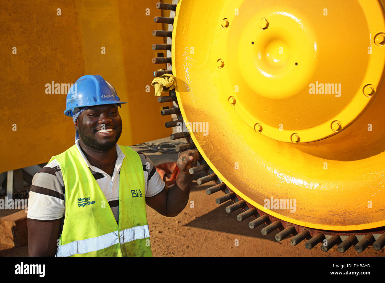 Retrato de minería de Zambia empleado. Trabajo duro hombre con sombrero duro. Foto de stock