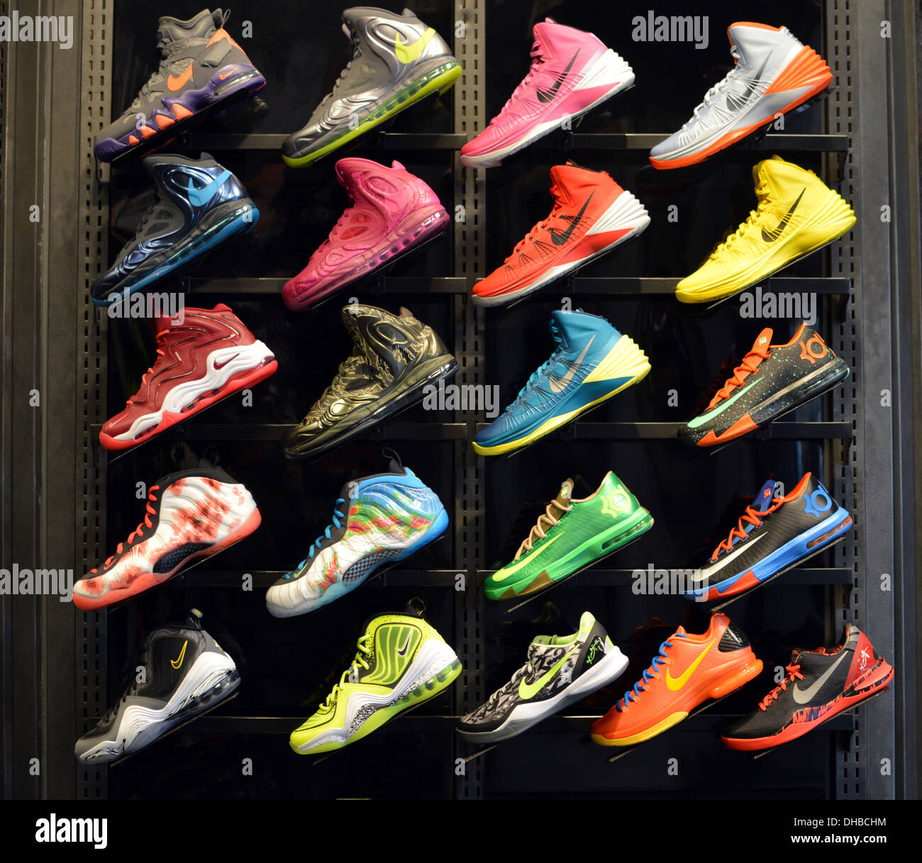 Coloridos zapatos atléticos de hombres a la venta en una tienda de Foot  Locker en Broadway en Greenwich Village, Manhattan, Ciudad de Nueva York  Fotografía de stock - Alamy