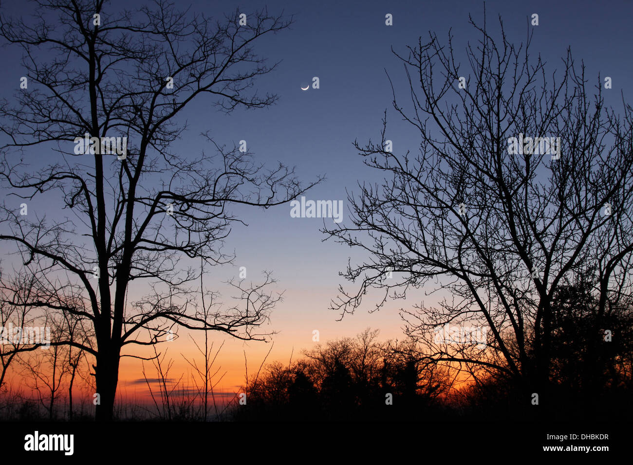Sundown en finales de otoño con luces de luna Foto de stock