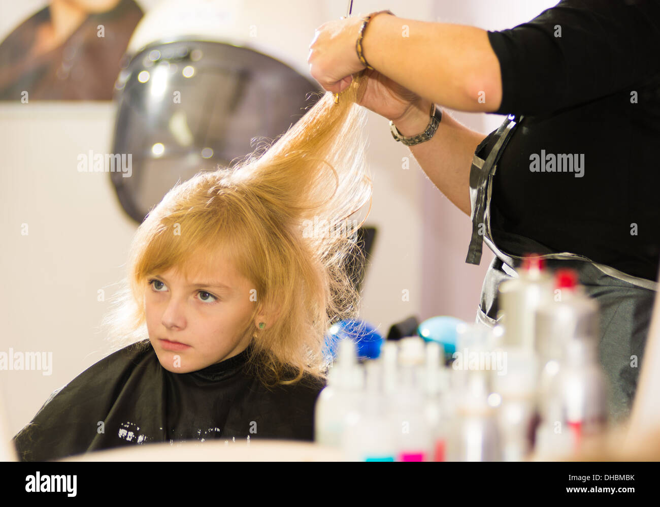 Cuidado del cabello - Little Girl en una peluquería Foto de stock