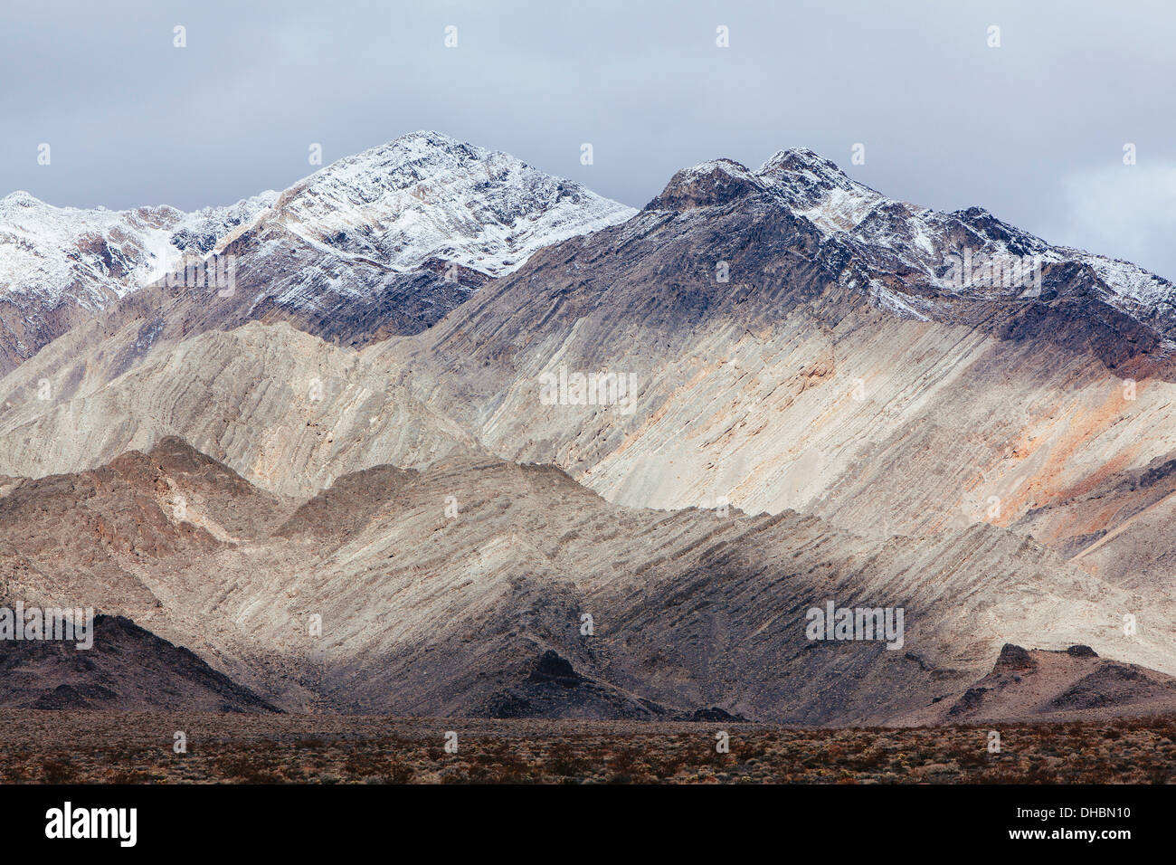 Montañas cubiertas de nieve y ominoso cielo, montañas Panamint, Death Valley NP Foto de stock