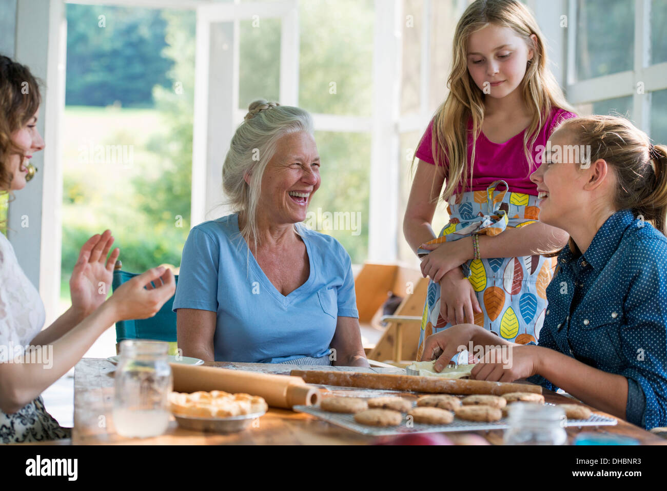 Una granja en el país en el Estado de Nueva York. Cuatro generaciones de mujeres en una familia hornear juntos. Foto de stock