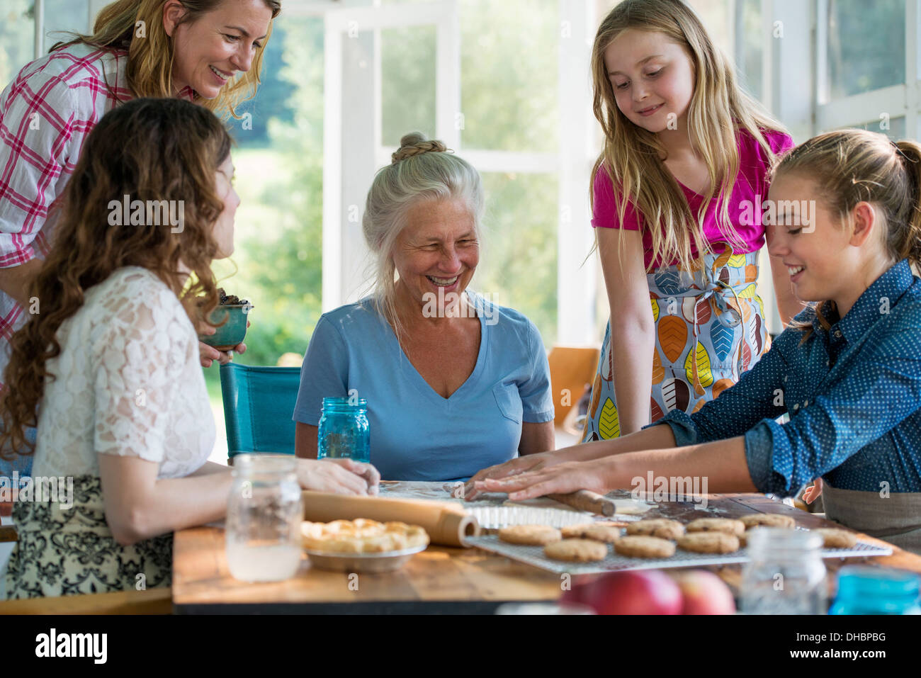 Una granja en el país en el Estado de Nueva York. Cuatro generaciones de mujeres en una familia hornear juntos. Foto de stock