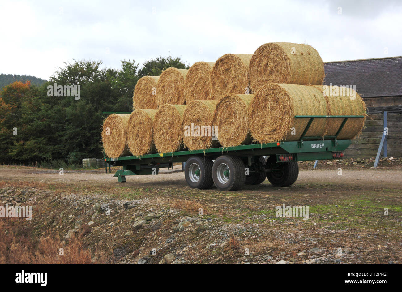 Un remolque cargado con fardos de paja en una granja en Aberdeenshire, Escocia, Reino Unido. Foto de stock