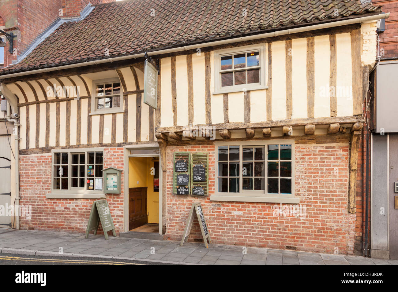 El siglo XV Prince Rupert Public House, un antiguo pub con entramados de madera histórico en Newark en Trento, Nottinghamshire, Inglaterra, Reino Unido. Foto de stock