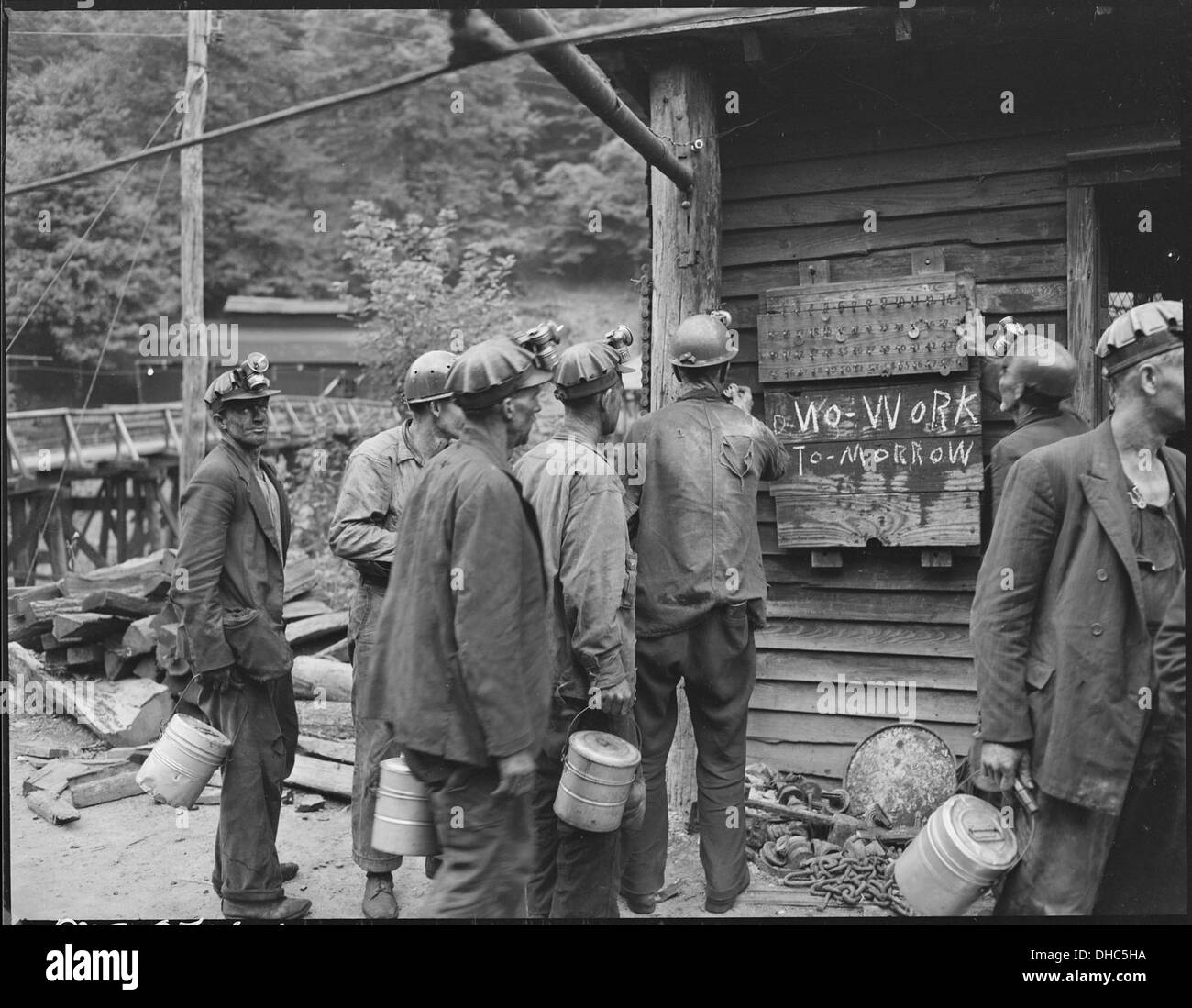 Los mineros llevan en sus cheques y ver la señal de que no hay ningún trabajo de los Sábados. P V & K Coal Company, trébol diferencia mía... 541295 Foto de stock