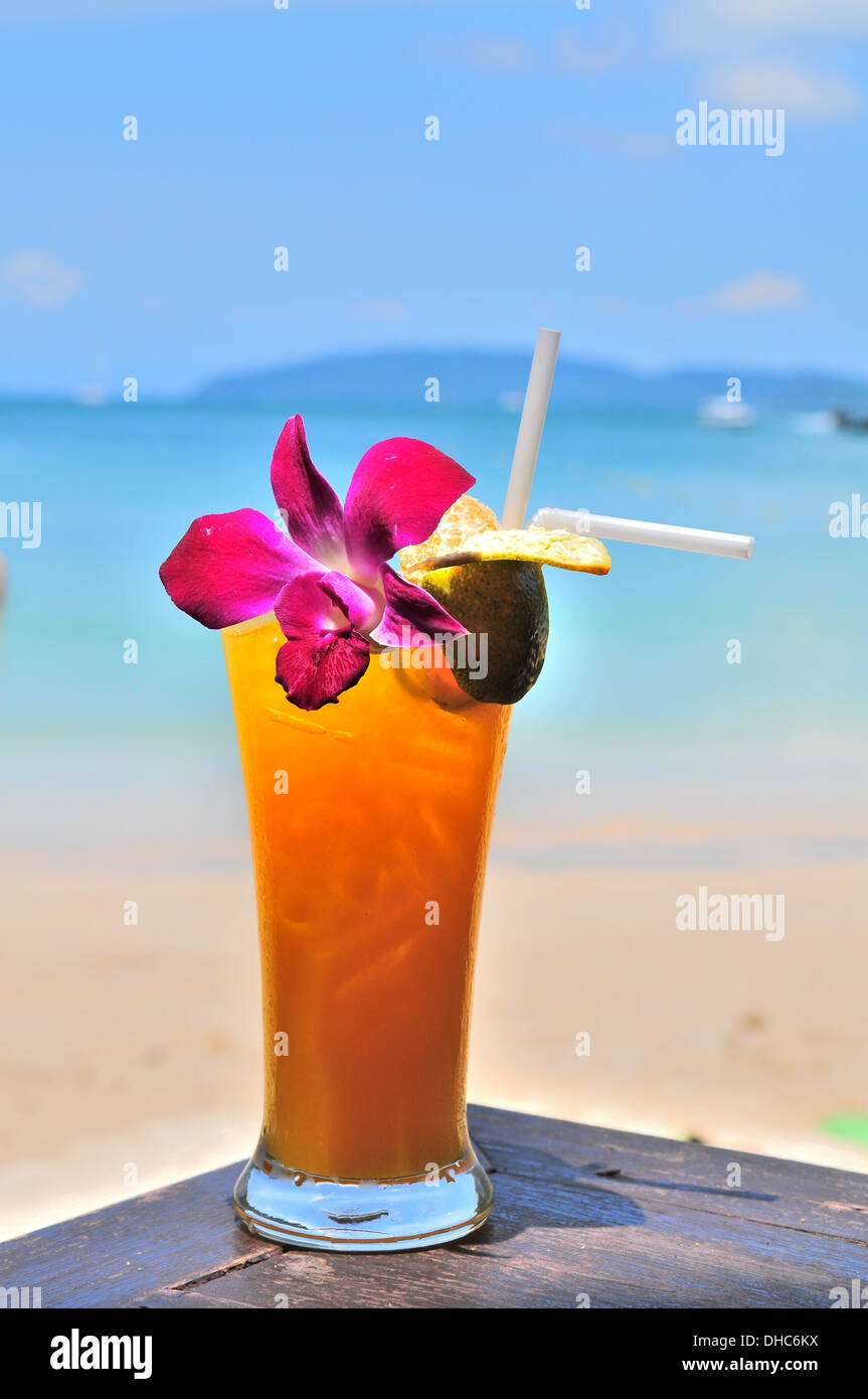 Cóctel de naranja por la playa Foto de stock