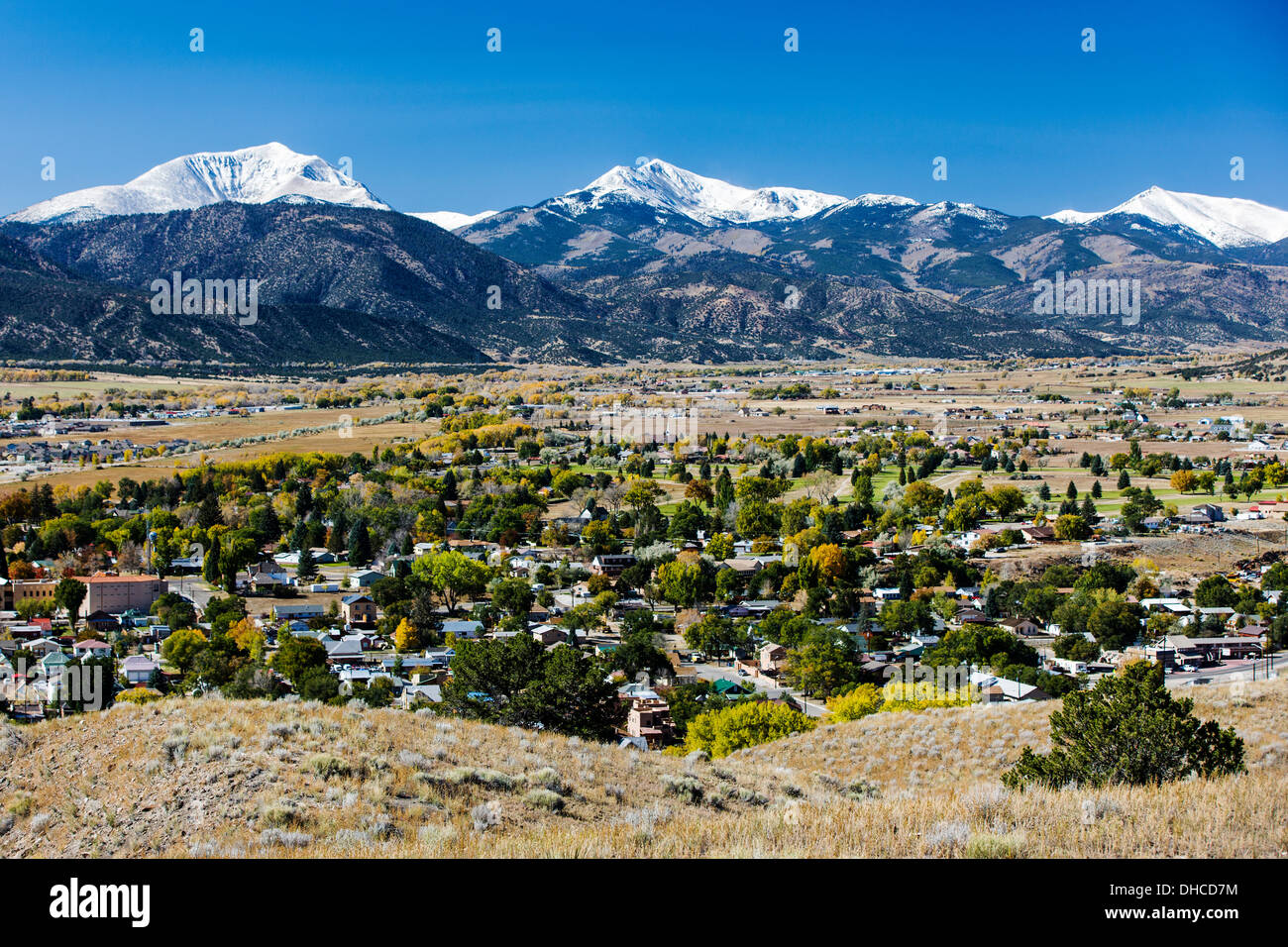El follaje de otoño, Sawatch Range, montañas rocosas, y la histórica Salida, Colorado, EE.UU. Foto de stock