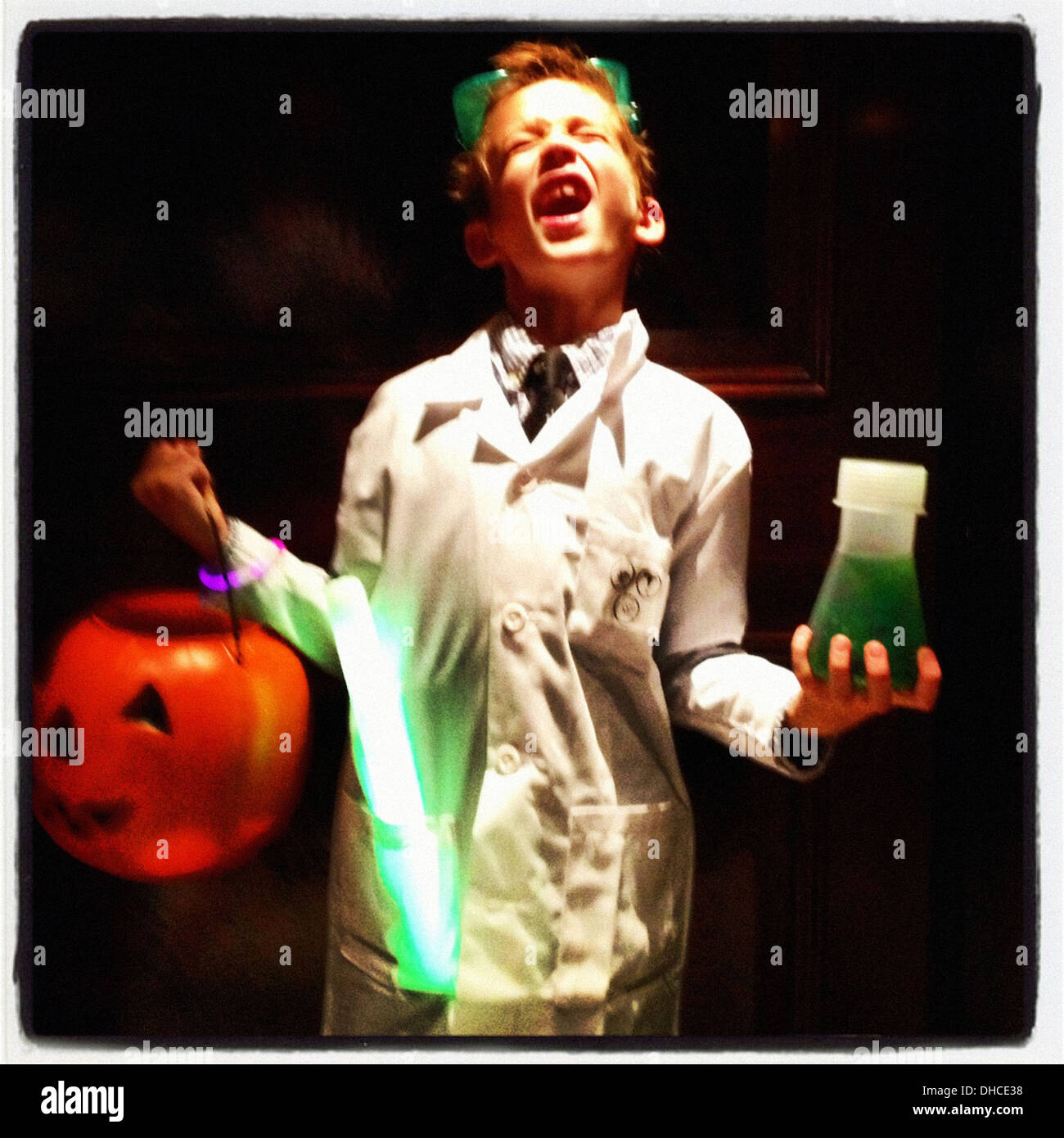 Niño vestido de científico loco en Halloween Disfraces Fotografía de stock  - Alamy