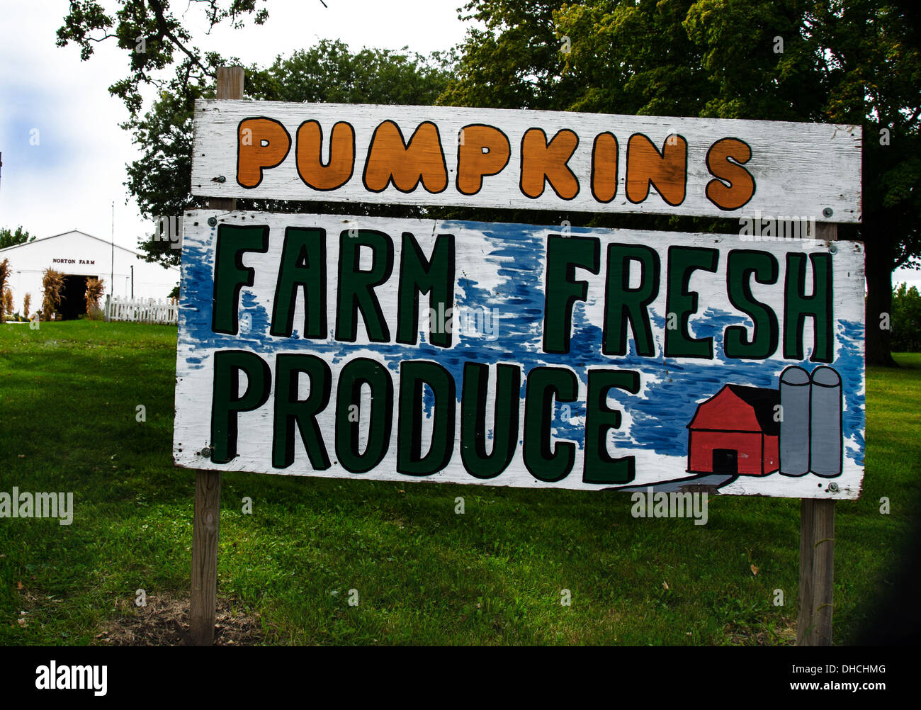 Signo de calabazas y producen para la venta en Norton granja cerca de Saint Charles, Illinois, una ciudad a lo largo de la Lincoln Highway Foto de stock
