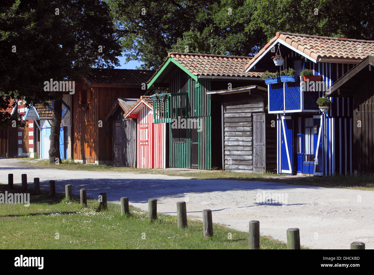 Cabañas de colores en el puerto de Biganos, Gironde, Francia Foto de stock