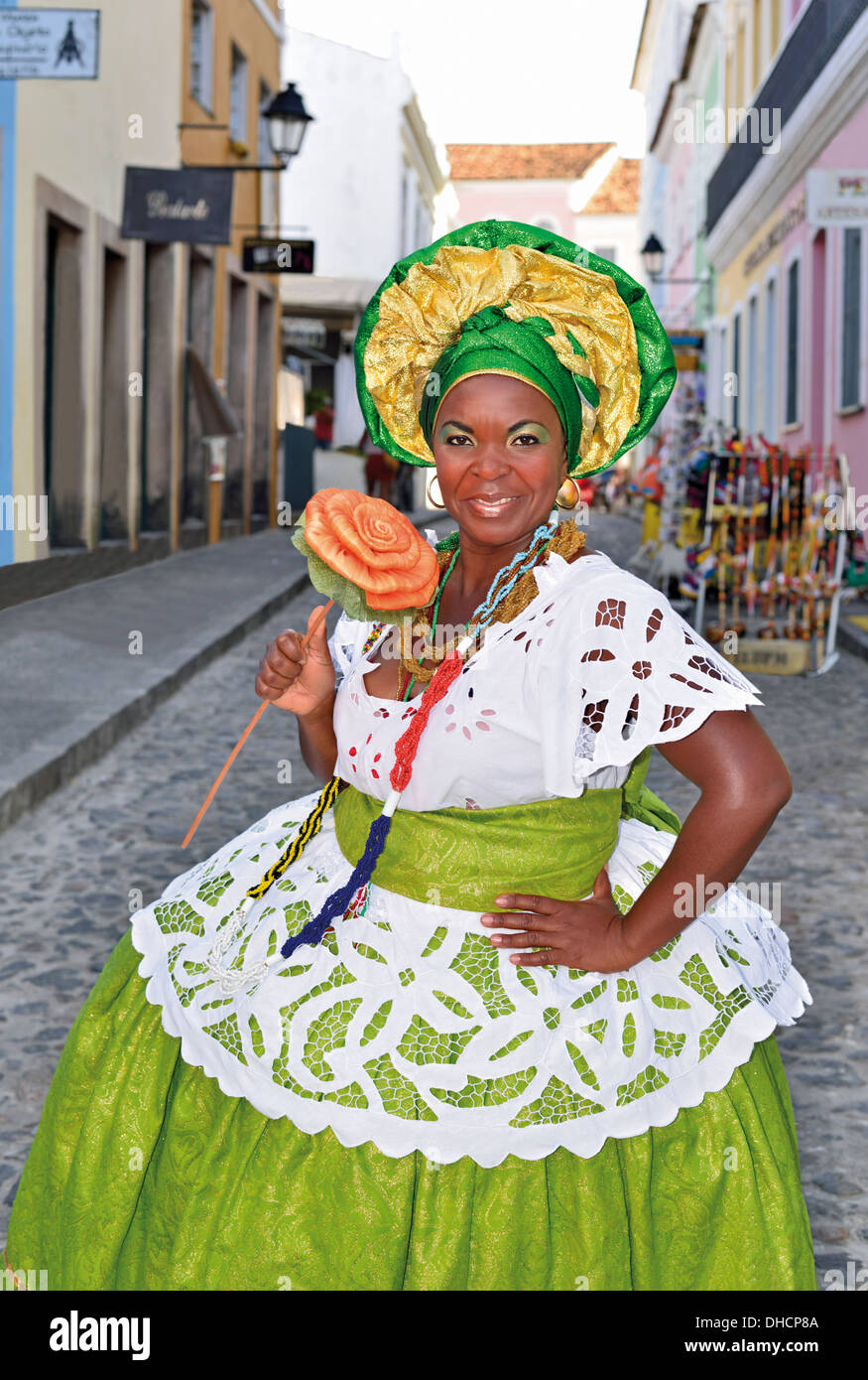 Brasil, Bahia: 'Baiana' Ana Cristina en el tradicional vestido de Candomblé en el centro histórico de Salvador da Bahia Foto de stock