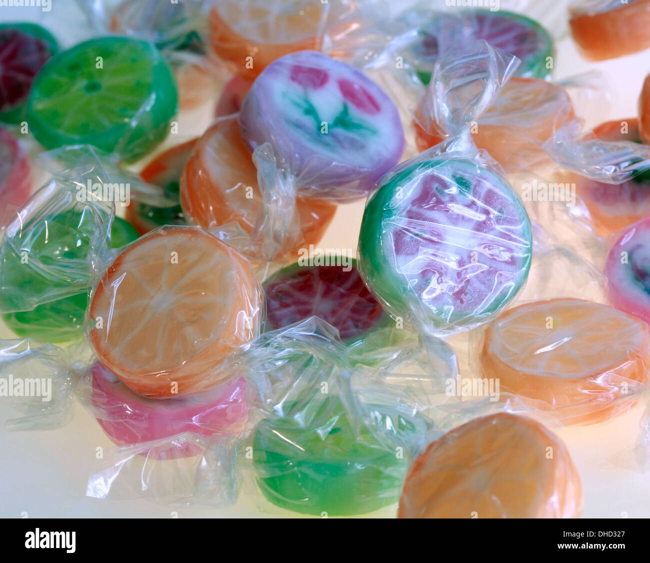 Colores brillantes rock Candy Caramelos en envoltorios de celofán  Fotografía de stock - Alamy