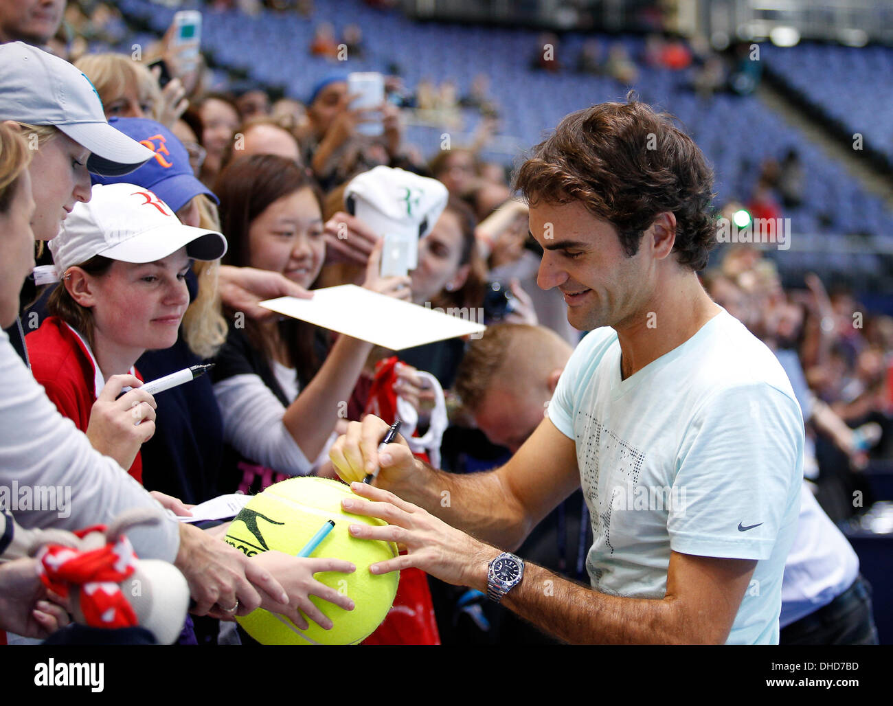 Londres, Reino Unido. 07 Nov, 2013. Roger Federer firma autógrafos antes de  su juego con Richard Gasquet en el grupo B de la ATP World Tour Finals del  O2 Arena. Crédito: Además