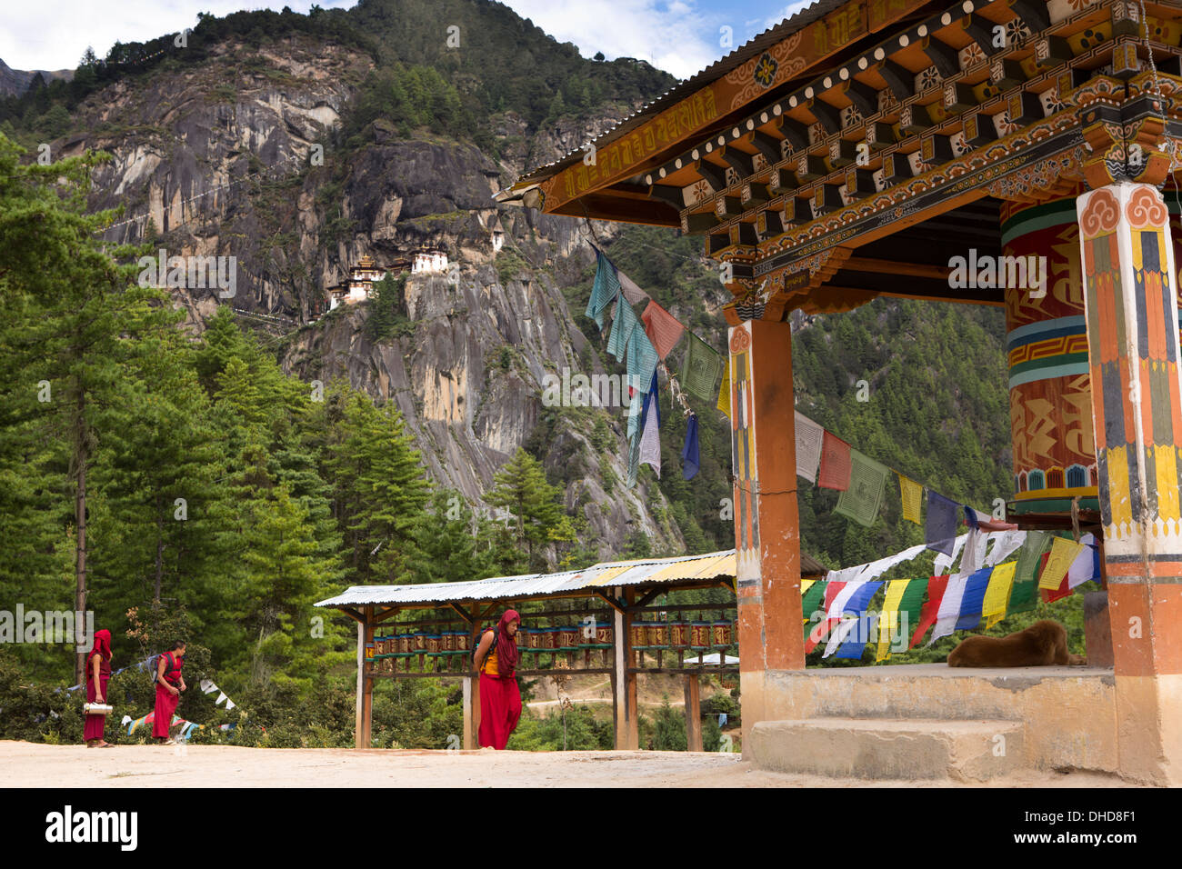 Bhután, Paro valle, monjes de Taktsang (Tiger's Nest) monasterio viewpoint ruedas de oración Foto de stock