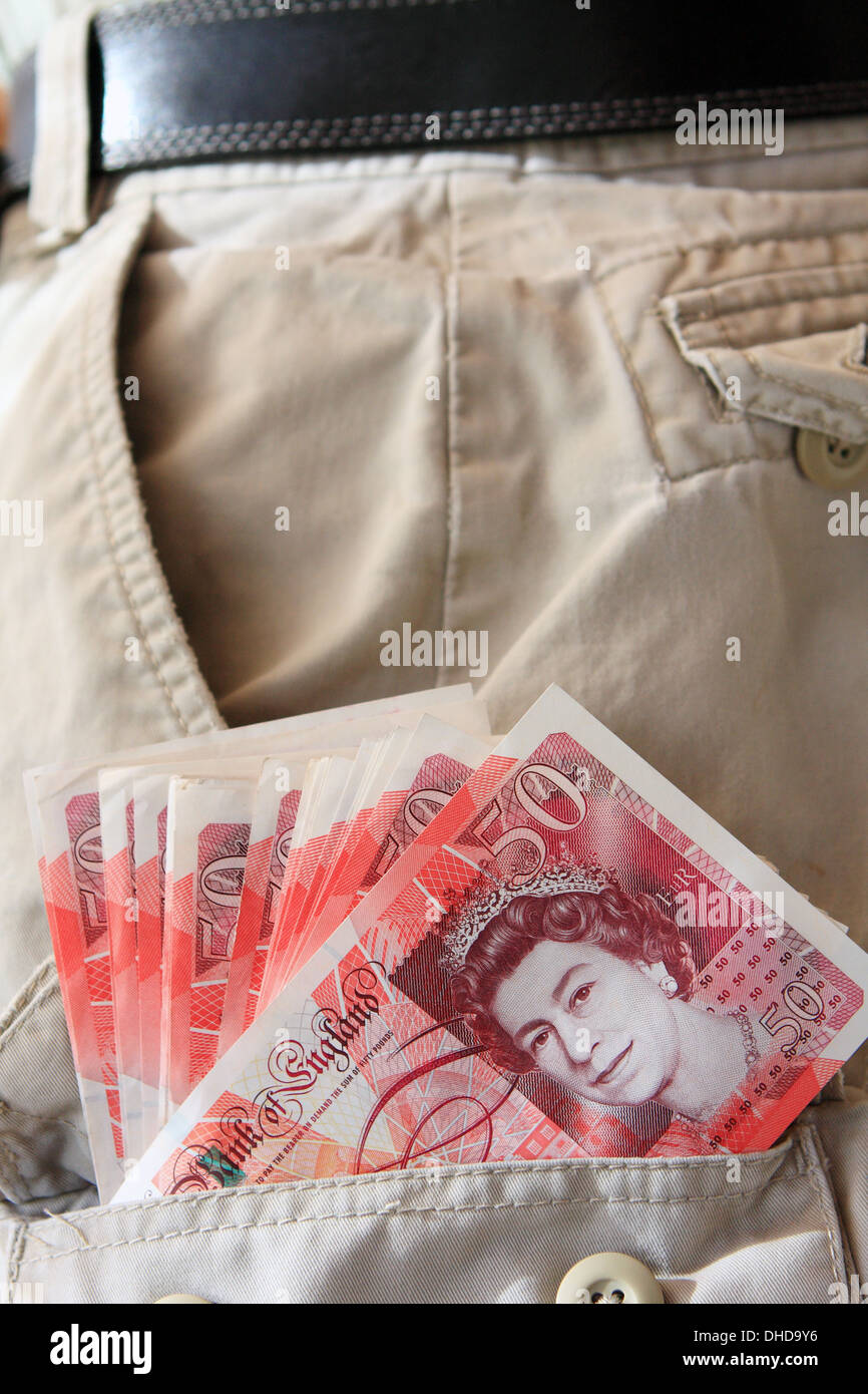 Sterling £50 notas que sobresale de un bolsillo del pantalón. Foto de stock