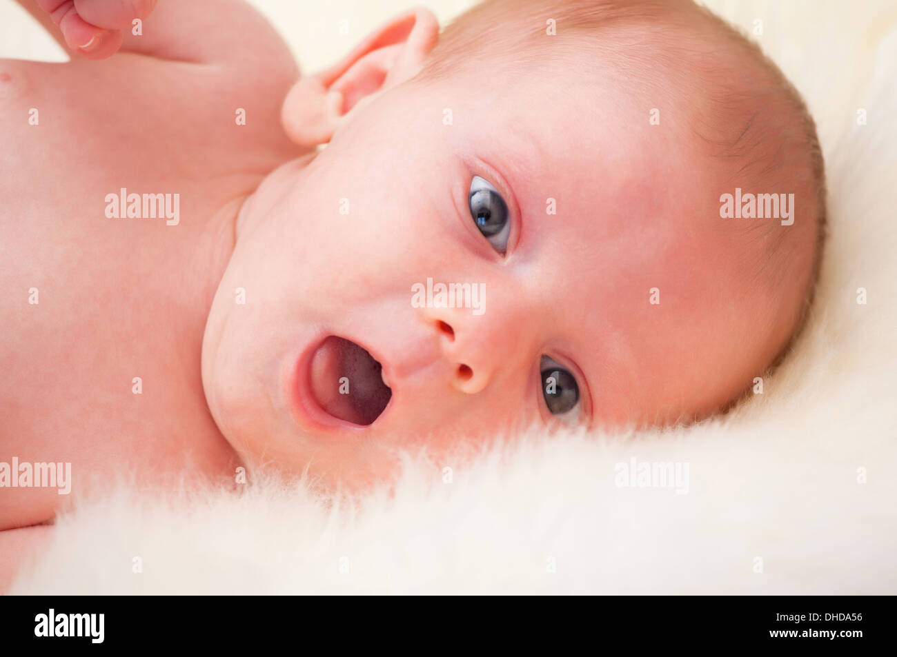 Retrato de lindo bebé caucásico Foto de stock