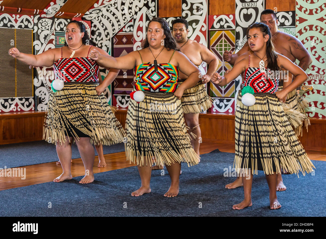Poi bailarines a Pakowhai Marae, Gisborne, Isla del Norte, Nueva Zelanda, el Pacífico Foto de stock