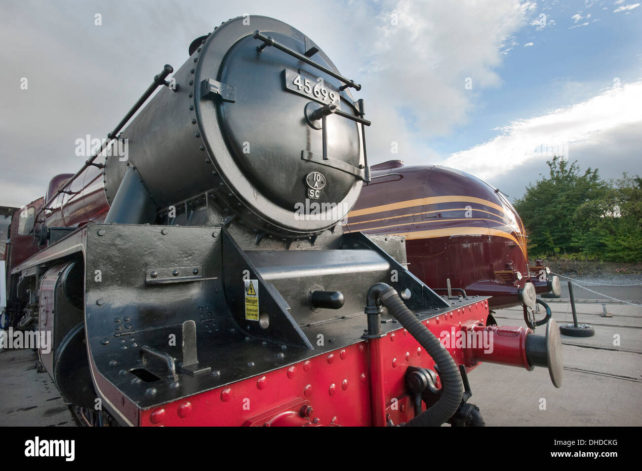 En el Museo Nacional del Ferrocarril, Shildon, dos locos de vapor, uno racionalizado y uno en su forma original. Foto de stock